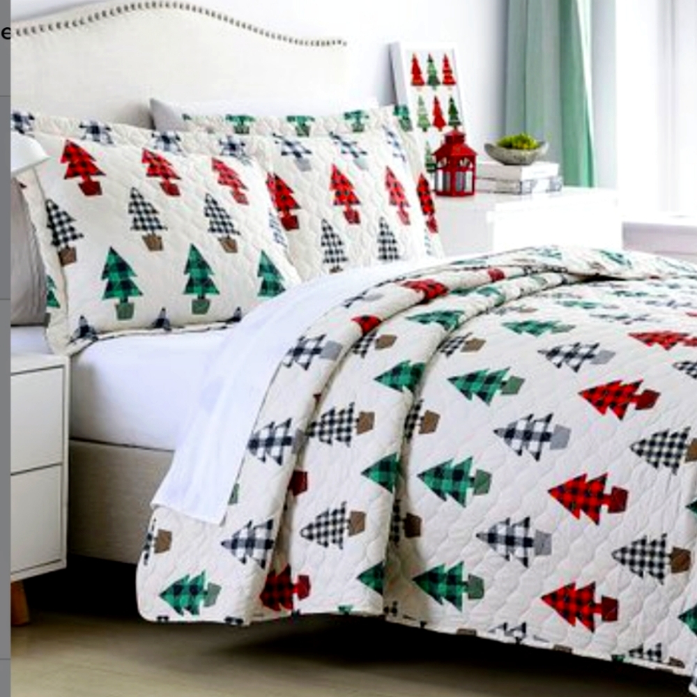 HOLIDAY COLLECTION (3) PIECE QUILT SET